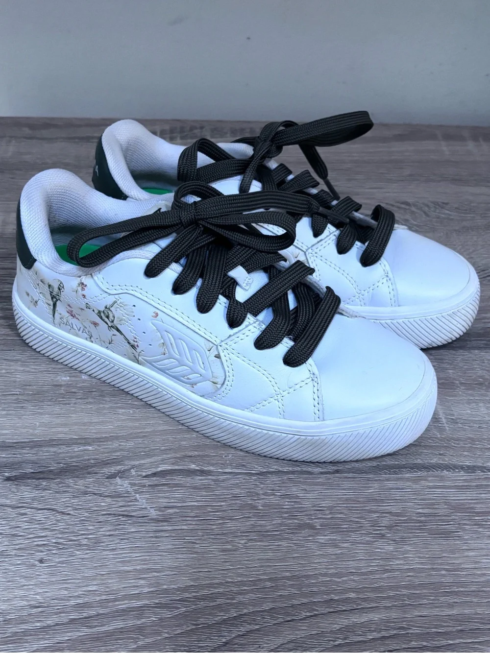 Cariuma White Sneakers with Black Laces and Green Heel Tab size 6.5